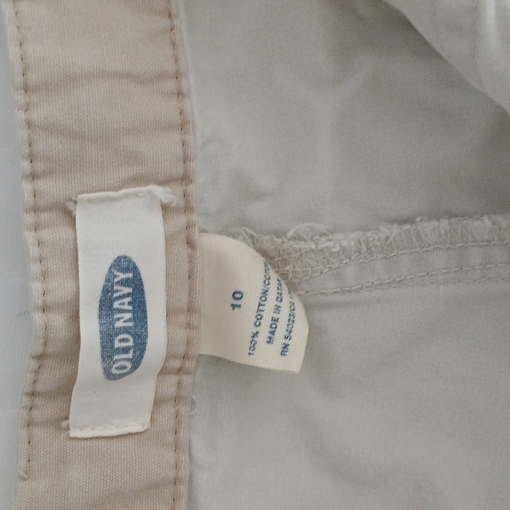 Old Navy Women's Cream Shorts - Picture 2 of 5